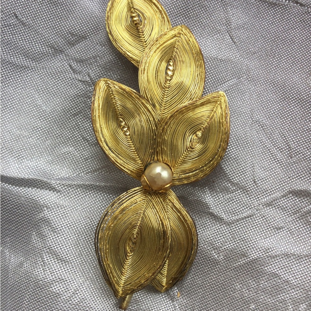 Elegant Gold Leaf Brooch